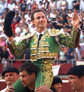 rafaelillo a hombros en pamplona